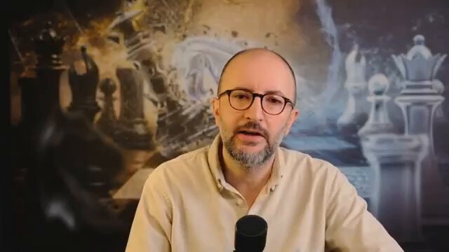 Türkiye savaşa en hazırlıksız yakalanan ülke oldu Enflasyon ve enerji bağımlılığıyla girilen kriz, savaş ekonomisiyle daha da ağırlaşıyor. Üsler üzerinden yürüyen denklemde “toprakta üs = gerektiğinde o üssün çıkar için kullanılması” gerçeği, bölgeyi toplu hedefe çeviriyor; İran da çaresizlikle sivil alanları vurarak düşman sayısını büyütüyor. #Ekonomi #Güvenlik Cevheri Güven Tam video linki yorumda.
