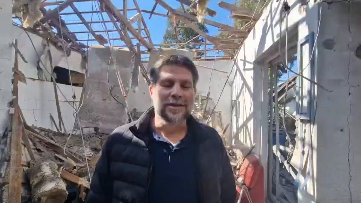אנחנו בזירה בבית שספג פגיעה ישירה בשבת. תשימו לב איך כל הבית הרוס. האישה שגרה כאן, דיירת מבוגרת, צייתה להוראות, התפנתה לממ"ד ויצאה ברוך השם בלי שריטה. הנחיות פיקוד העורף והכניסה למרחבים המוגנים מצילים חיים. אני מפציר בכם, בואו כולנו נציית להנחיות. המרחב המוגן מציל חיים. אנחנו כמובן את הבית הזה נהרוס ונבנה מחדש. מדינת ישראל גדולה וחזקה והיא תסייע.