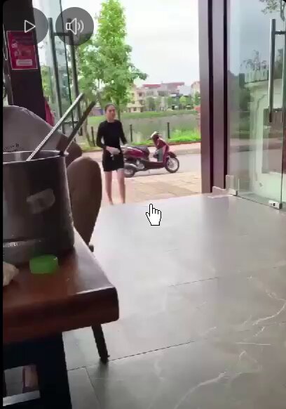 Căng đét : Vợ dùng điện thoại chồng hẹn tiểu tam ra khách sạn và cái kết Tiểu tam bị đánh nhưng vẫn không quên nhặt điện thoại của mình