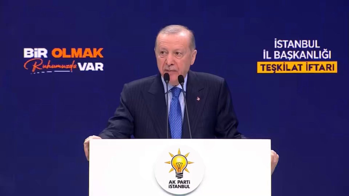 Erdoğan açıkça İran’ın Körfez ülkelerine yaptığı saldırılara karşı çıktı ve ABD ile İsrail’in İran’a yaptığı saldırıları da kınamadı ama “esefle karşıladığını” söyledi. NATO üyesi olan Türkiye resmi devlet politikası olarak ABD ve İsrail’in İran’a yaptığı saldırılara karşı değildir. Ama Bahçeli-Öcalan güdümündeki DEM Parti ise açıkça İran’daki rejimin dışardan yapılacak saldırılarla değiştirilmesine karşı olduğunu söyledi. DEM Parti bir parçası olduğu Türk devletinin resmi politikasına göre de hareket etmiyor ve Kürtlerin lehine olan her duruma karşı tavır alıyor. İran’daki rejim çökerse Kürtlere federal bir bölge kurma fırsatı doğacağı için DEM Parti rejimin çökmesini istemiyor.
