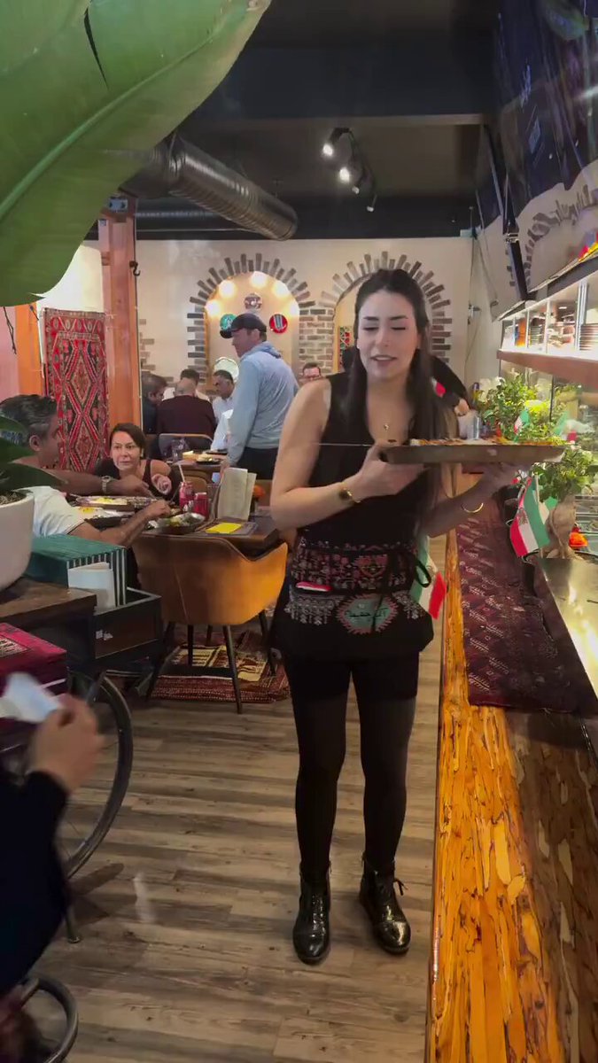 El mood en un restaurante en Irán ahora mismo...