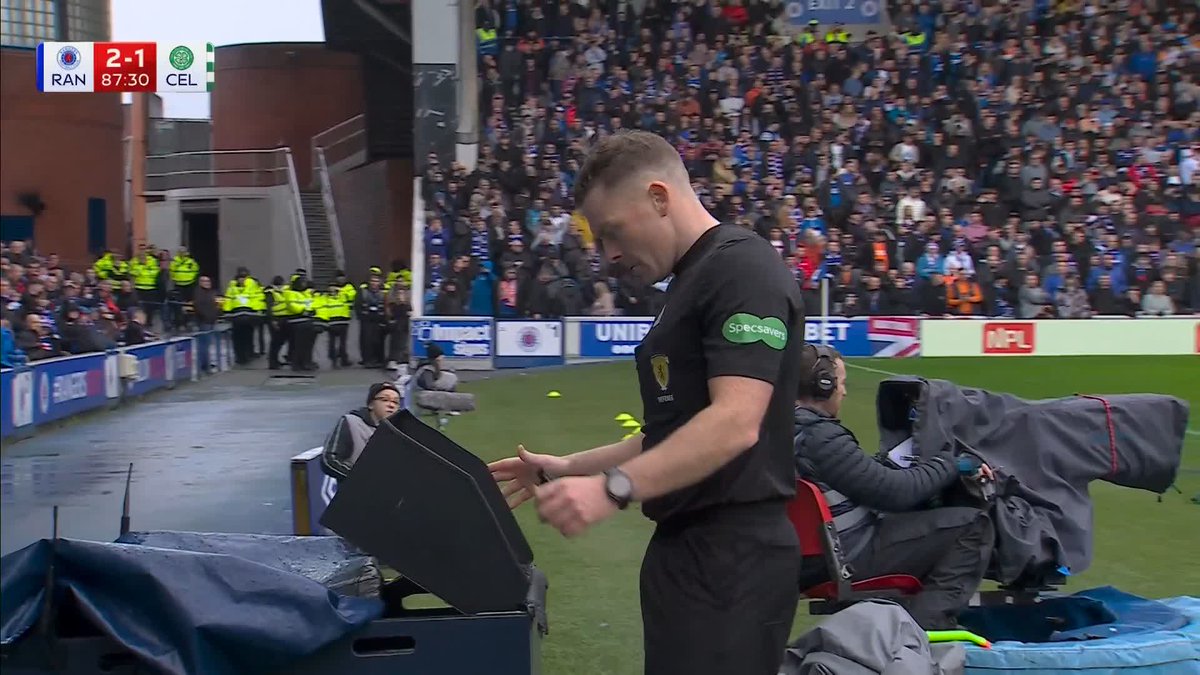 😮 After a VAR check, Celtic are awarded a penalty ⤵️