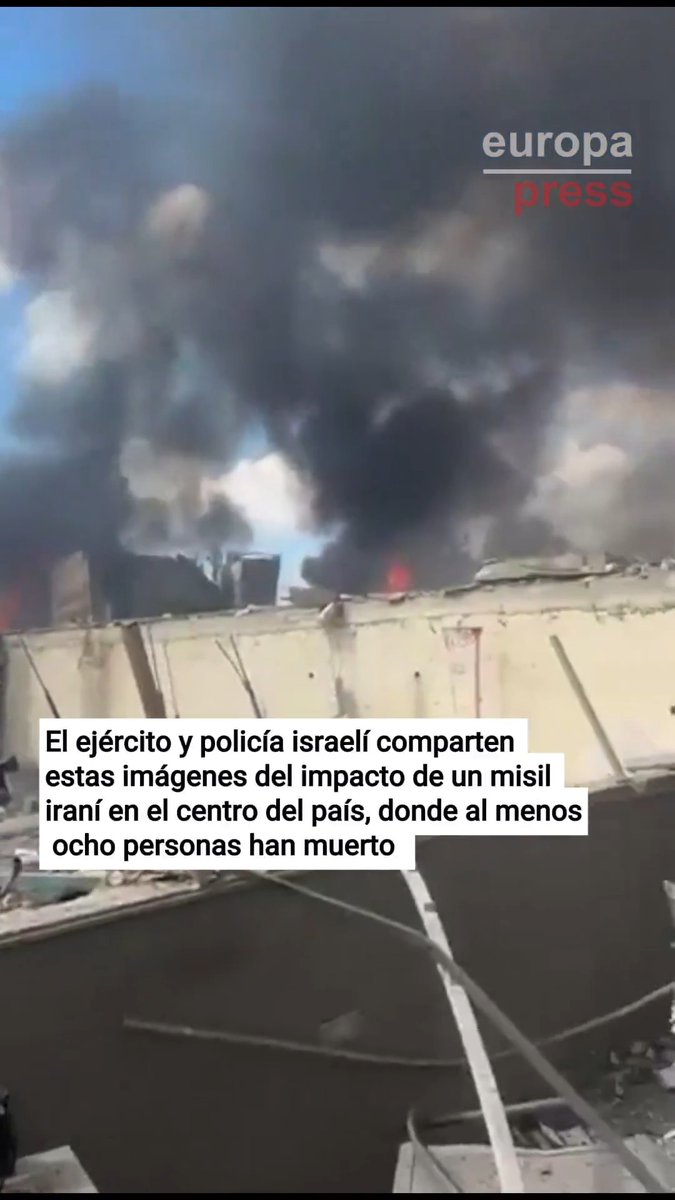 El ejército y policía israelí comparten estas imágenes del impacto de un misil iraní en el centro del país, donde al menos ocho personas han muerto