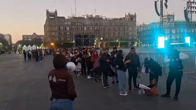 "Zócalo": Porque fans que acamparon desde ayer fueron los primeros en entrar al concierto de Shakira
