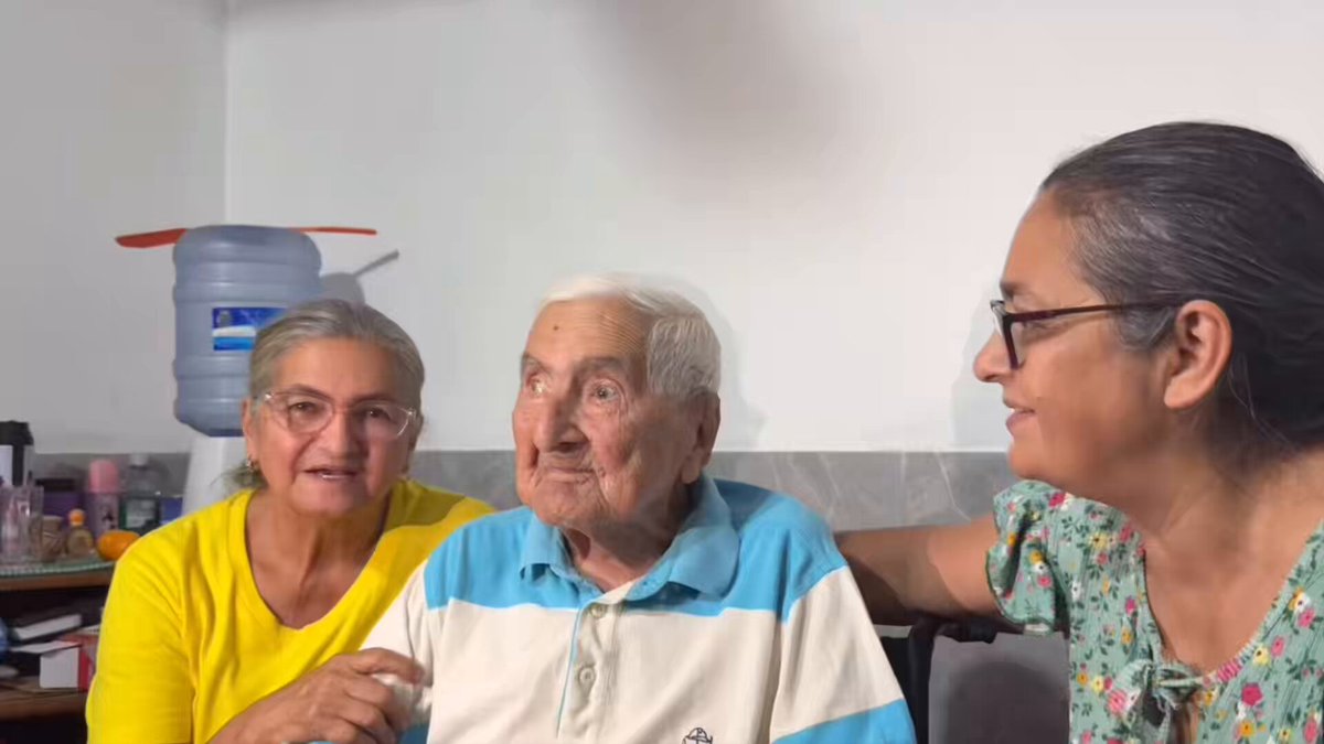 ¡Héroe nacional y joya viviente! Don Canuto González Britos, de 110 años, es excombatiente de la Guerra del Chaco y ejemplo vivo de valentía y amor a la patria. Sus hijas, Ada y Mary, lo cuidan con dedicación, conscientes del tesoro humano que representa. En él rendimos homenaje a todos los hombres, mujeres y niños que, con sacrificio y coraje, hicieron grande al Paraguay. 🇵🇾