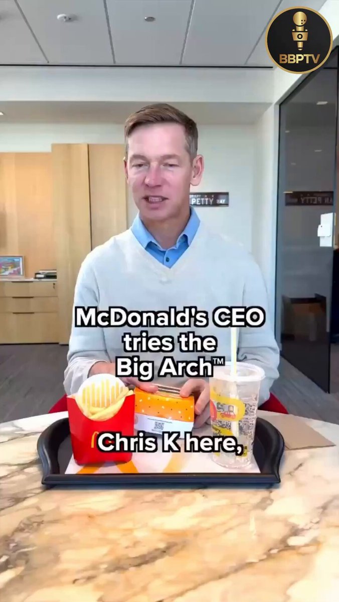 Le PDG de McDonald's, Chris Kempczinski, devient viral après avoir semblé réticent à manger ses propres hamburgers : il prend une petite bouchée, a l'air mal à l'aise et qualifie la nourriture de « produit ». 👀 🍔 😳