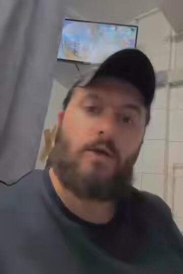 يؤلمني كثيراً ما آلت إليه أحوال بلادنا العربية. فالعدوّ الإسرائيلي، عبر أدواته ووكلائه في كلّ بقعة إسلامية، نجح في شقّ صفوفنا، وتفتيت وحدتنا، وتشتيت شملنا، وضرب عناصر قوّتنا. ولو كنّا جميعاً على هدي محمد كما ينبغي، لكنا اعتصمنا بحبل الله صفاً واحداً في وجه هذا الوحش المفترس، لكنها المصالح تفوقت على الدين والكرامة. لسنا سنّة ولا شيعة، بل نحن مسلمون فاتقوا الله. #طهران