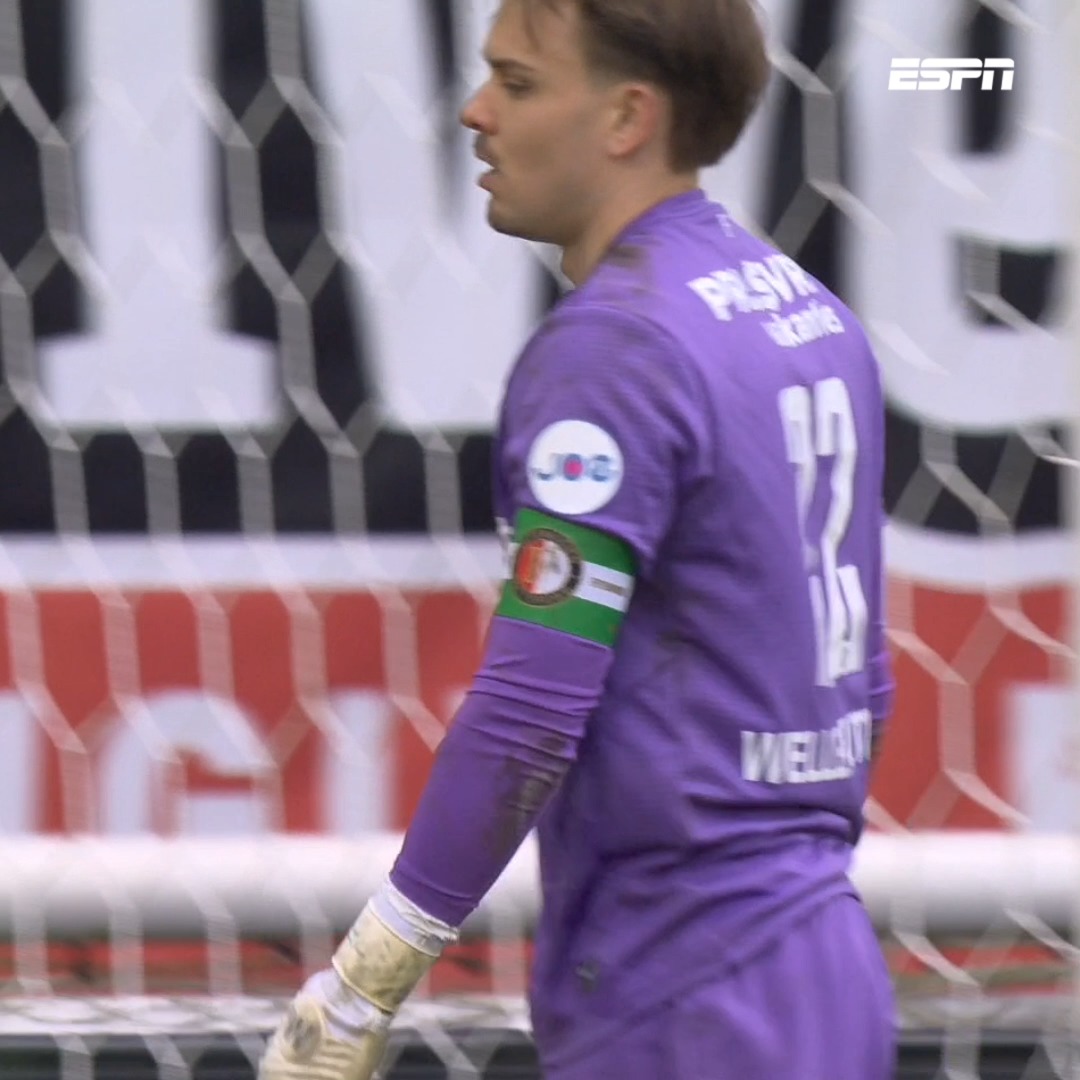 Wat een fout! Timon Wellenreuther laat een schot van Kristian Hlynsson glippen 😱 #twefey