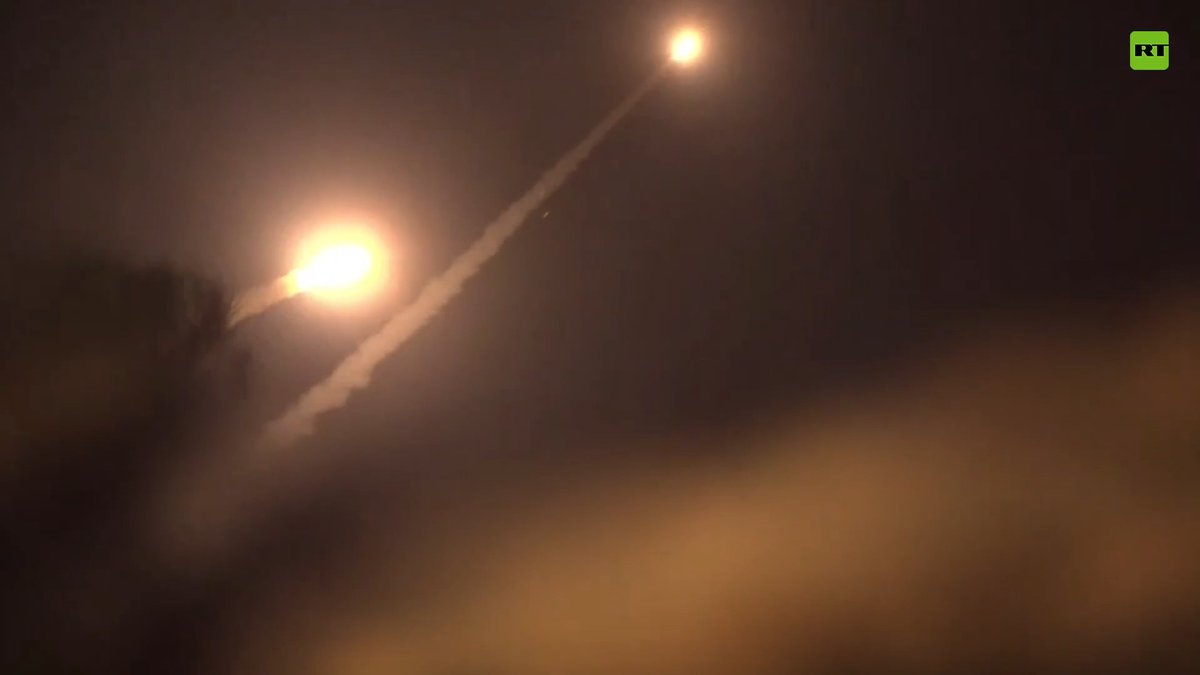 🚀Irán dispara misiles balísticos contra objetivos de EE.UU. e Israel Medios iraníes difundieron un video que muestran otra oleada de misiles balísticos iraníes siendo lanzados contra objetivos estadounidenses e israelíes