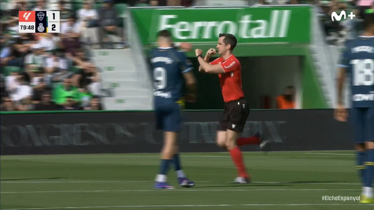 El colegiado activa el protocolo contra el racismo tras la queja de Omar El Hilali provocada por las palabras de Rafa Mir. #LaCasaDelFรบtbol #LALIGAEASPORTS