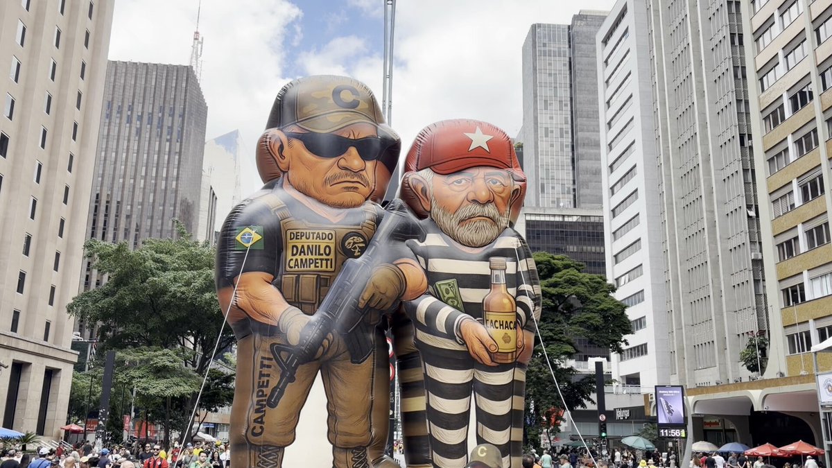 ➡️ Manifestantes tiram fotos com totem que sugere a prisão do presidente Lula, em concentração do ato "Acorda Brasil", na avenida Paulista, na tarde deste domingo (1/3). 🤳 Fraga Alves/Especial Metrópoles