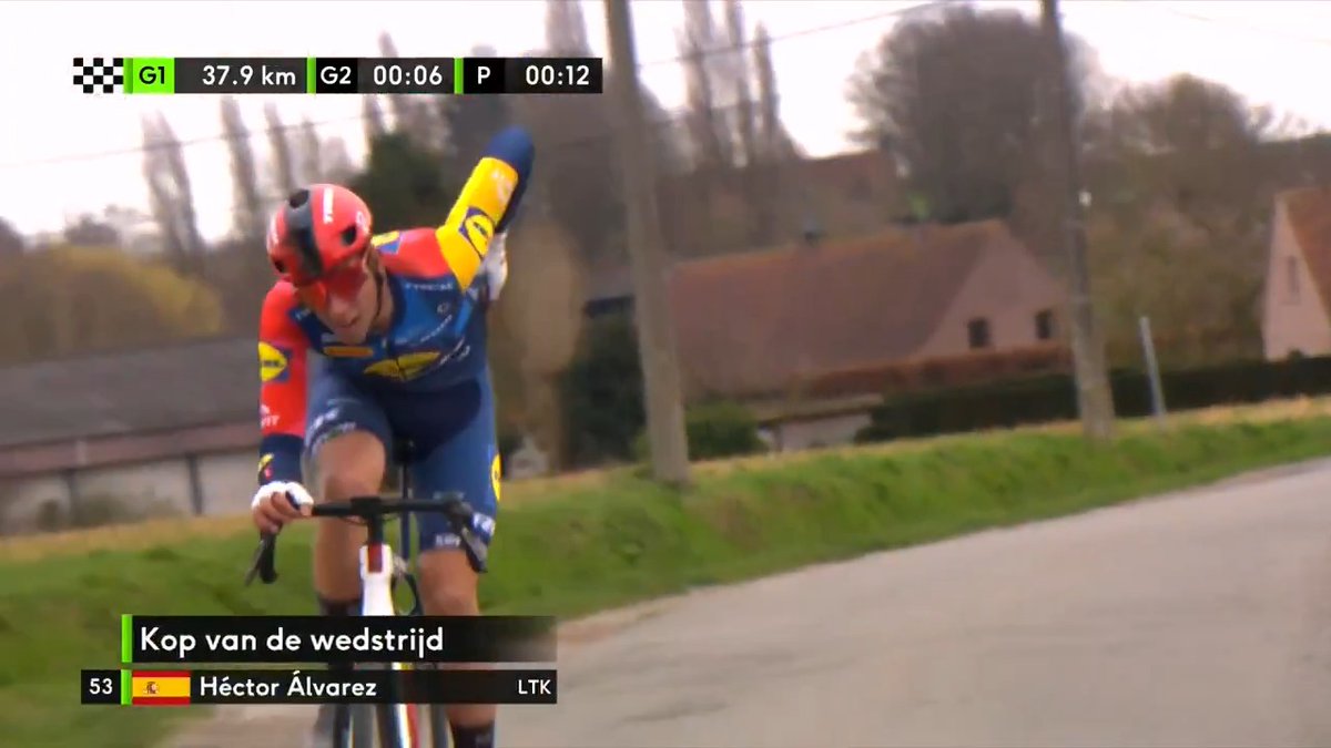 Primera clásica de pavé con profesionales del WorldTour. Aún no forma parte del primer equipo del Lidl-Trek. ¡Y ya está atacando por delante de los mejores! Don Héctor Álvarez Martínez. De Benidorm al mundo. 🇪🇸🔝 #KBK26