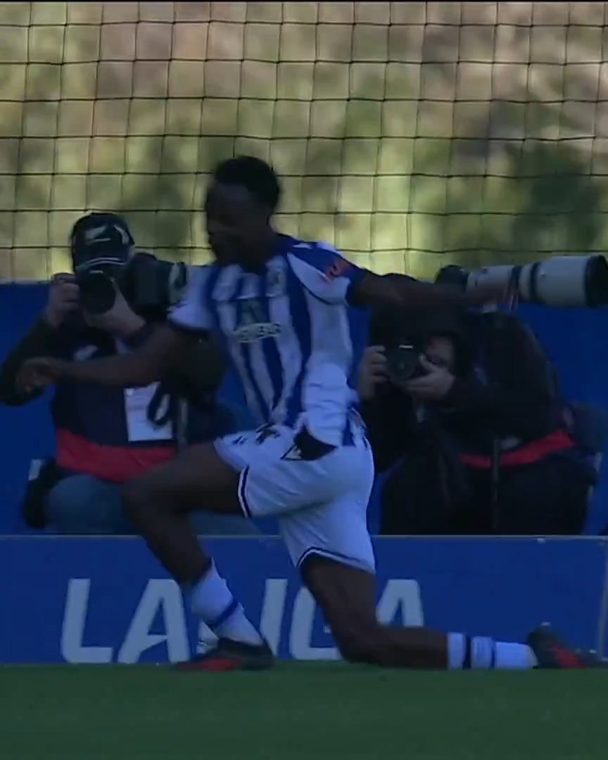 El buen momento de Guedes, la vuelta de Kubo, las apariciones de Astiazaran o Ochieng (5G + 2A)… Han tapado la negligencia de fichar a Wesley. Mes y medio para ponerse mínimamente en forma y ni siquiera calienta. Una vergüenza. #RealSociedad