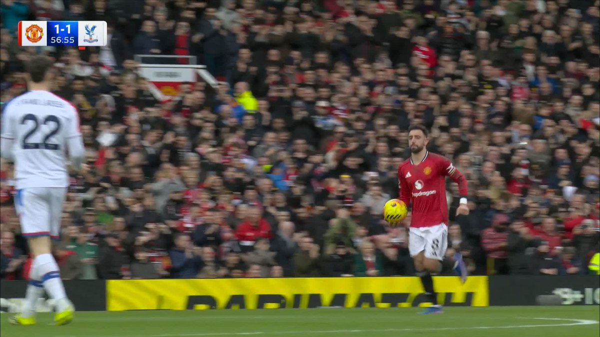 Bruno Fernandes converts from the spot, leaving Manchester United level & a player to the good! 🎯