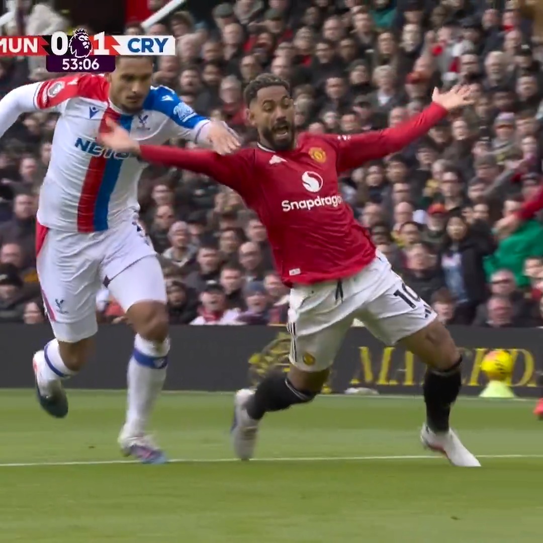 A HUGE refereeing decision ends with a penalty to Man United and red card for Crystal Palace's Maxence Lacroix. 👀