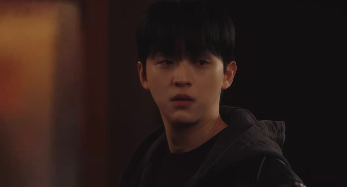 위기의 인간른을 구해주러 나타난 백마탄 뱀파이어왼