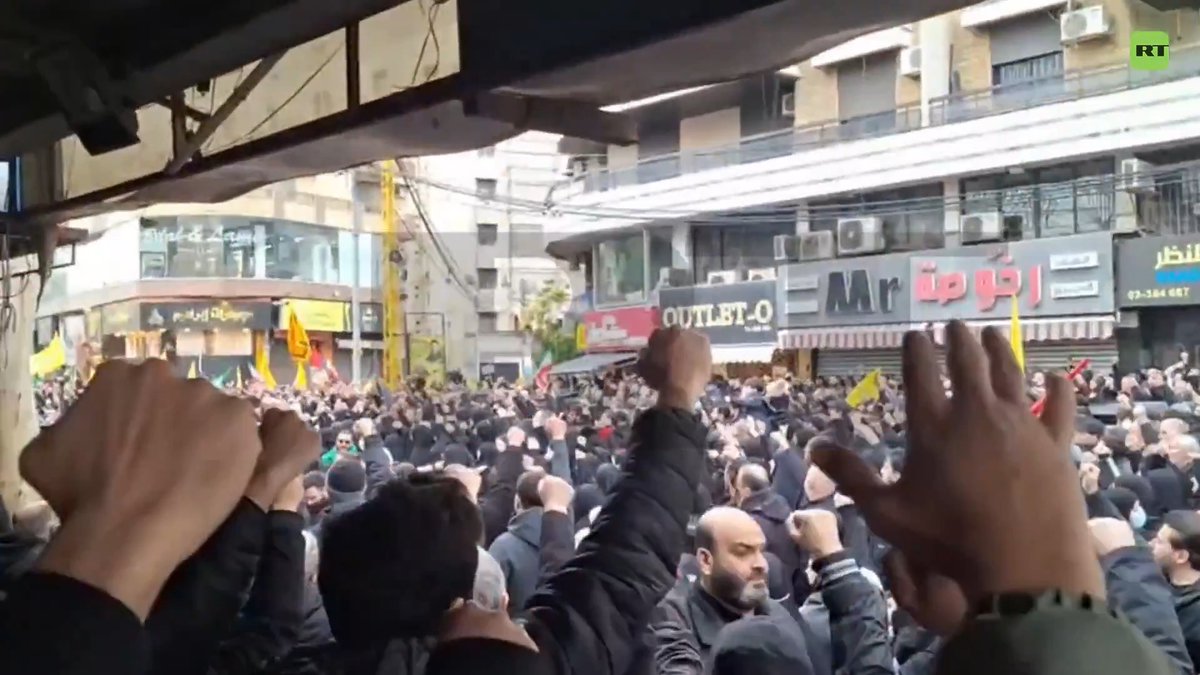 🇱🇧‼️ Multitudes desbordan las calles de Beirut para mostrar su apoyo a Irán En imágenes exclusivas de RT multitudes llenan las calles de los suburbios de Beirut (Líbano) mientras corean consignas en solidaridad con Irán