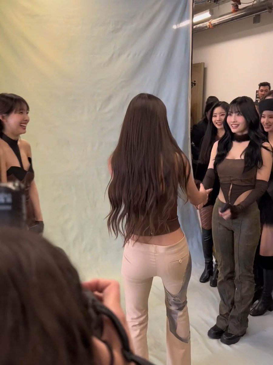 momo’s autistic ass bending her knees with olivia 😭