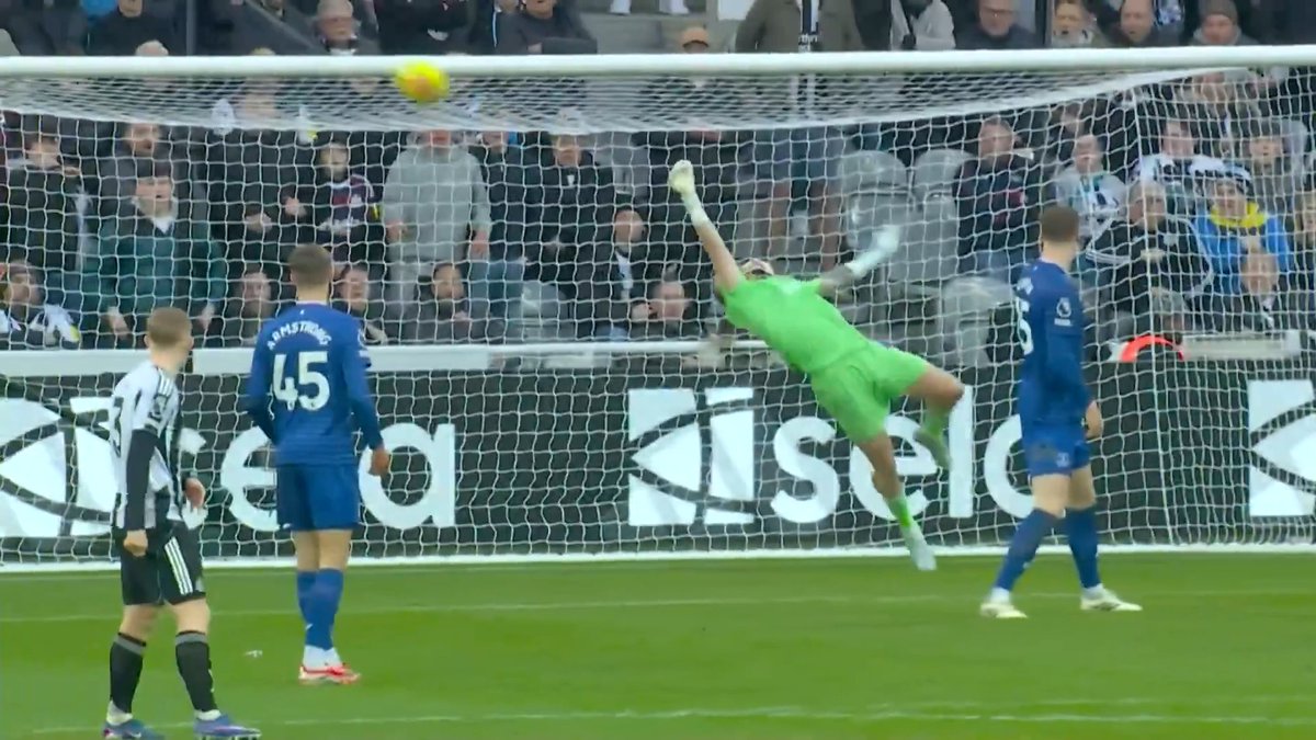 La monstruosa atajada de Jordan Pickford ante Newcastle. Al minuto 90+4. Para evitar un golazo de Tonali. Y para sostener el triunfo del Everton en St James Park. La mejor atajada de su carrera. Y va a luchar por ser LA ATAJADA DEL AÑO.