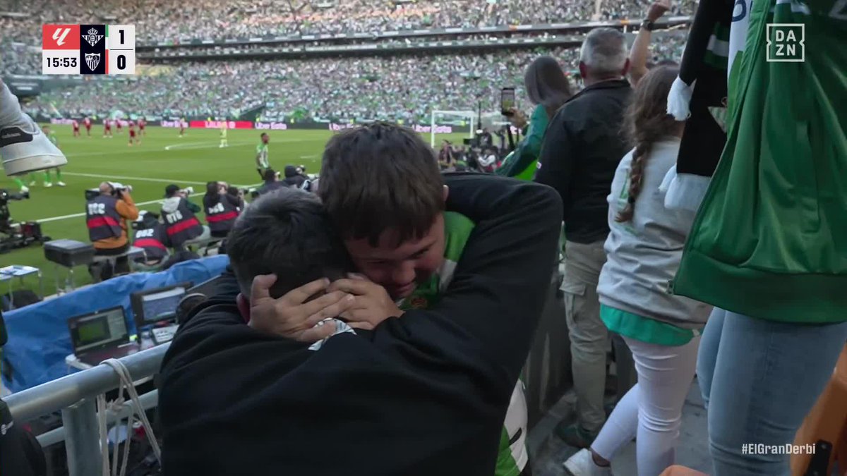 ESTO ES EL DERBI. CHILENA DE ANTONY Y EL NIÑO TRANQUILIZANDO AL ADULTO 💚🤍 #LALIGAenDAZN ⚽️