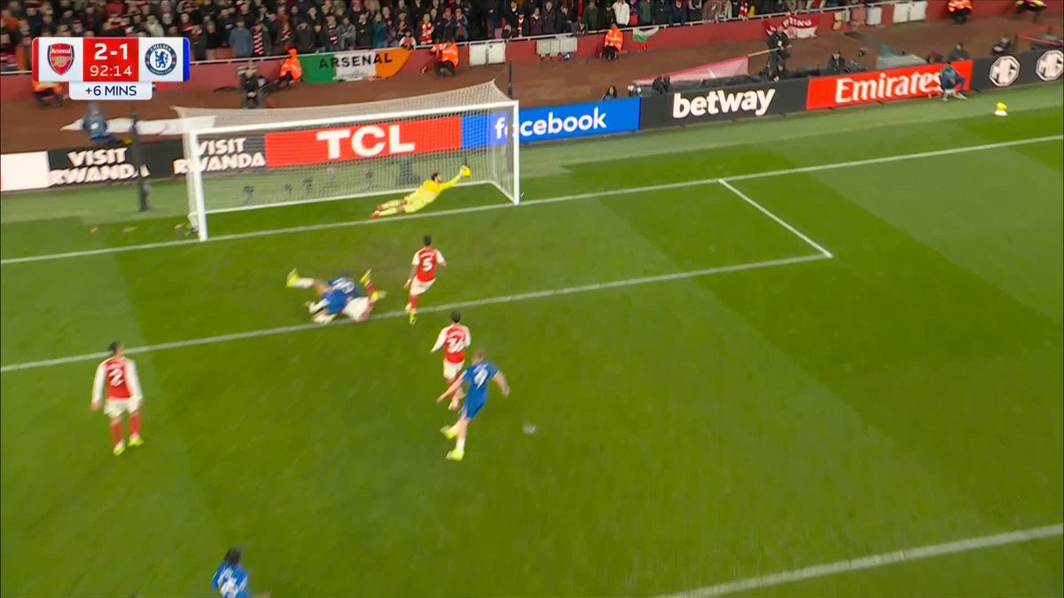 A huge reflex stop from David Raya in stoppage-time! 😳