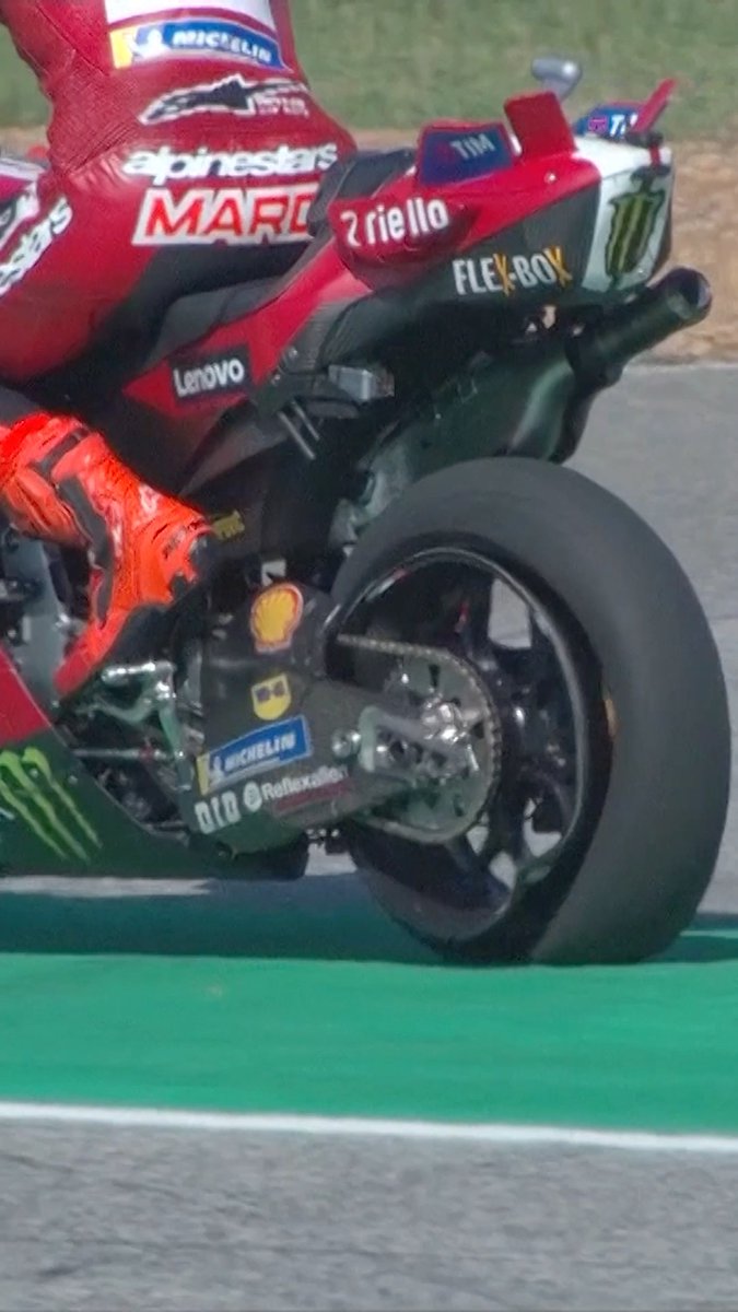 The state of his rim ๐ฑ A very bizarre and heartbreaking way to end Marquez' race as the #MotoGP World Champion absolutely destroys his rear tyre ๐ #ThaiGP