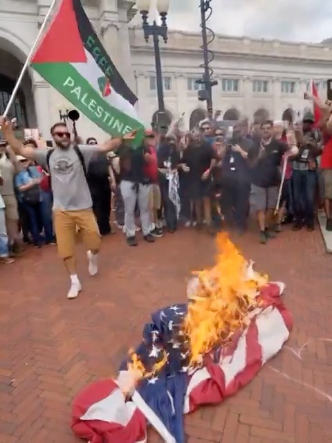 Who else believes that Islamists who refuse to assimilate, chant “death to America,” or burn the U.S. flag should be deported immediately?