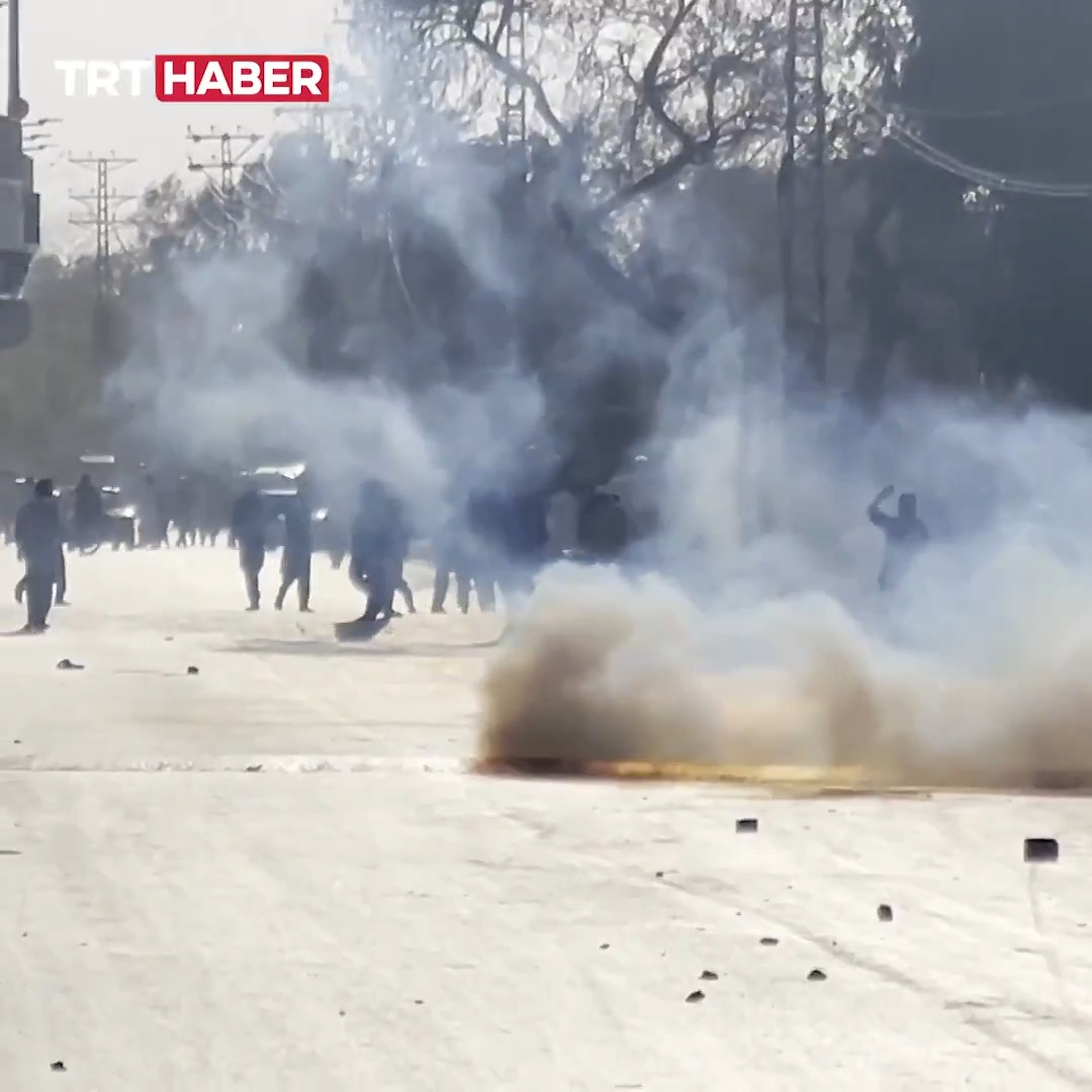 Pakistan'da ABD ve İsrail'in İran'a düzenlediği saldırıları protesto eden bir grup gösterici, ABD Konsolosluğu'na girmeye çalıştı. Göstericilerle polis arasında çıkan çatışmada ilk belirlemelere göre 9 kişi hayatını kaybetti.