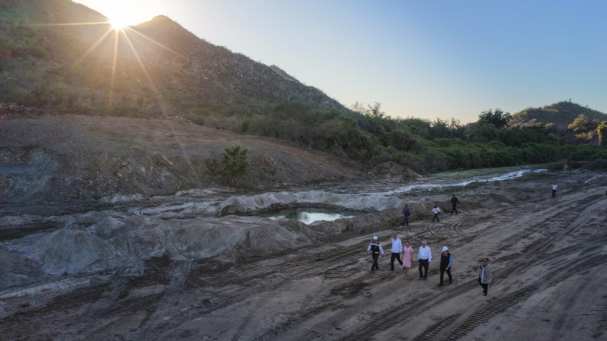 En Baja California Sur, supervisamos la obra de la presa “El Novillo” para abastecer agua a La Paz. Además, Conagua construirá un acueducto, planta potabilizadora y macrotanques para la ciudad. Es un proyecto sin precedentes.