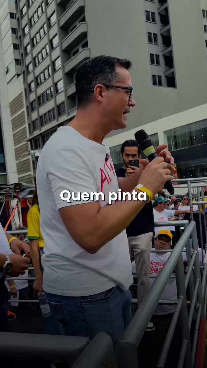 Hoje o país pichou de batom e foi pra rua: Acorda, Brasil!
