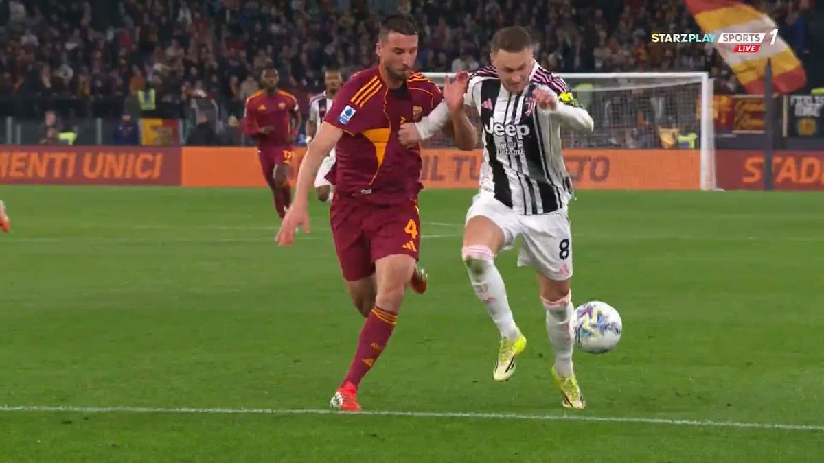 رأيك التحكيمي في هذه اللقطة روما 🆚 يوفنتوس #الدوري_الإيطالي 🇮🇹