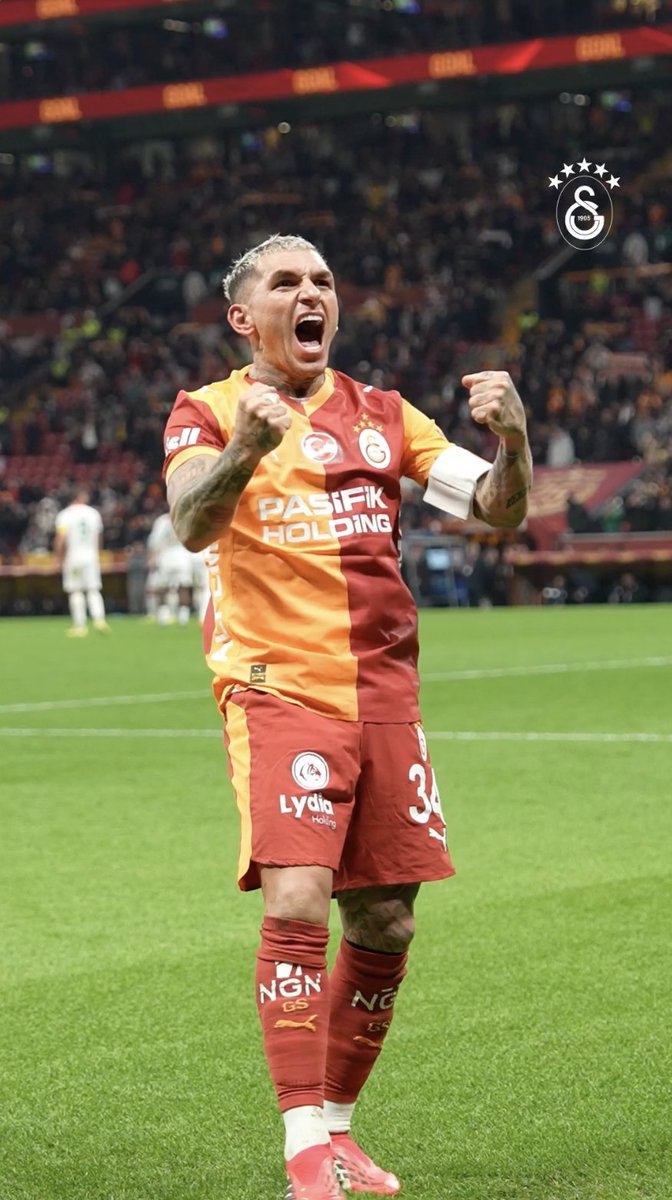 Golün ardından tribüne koşup taraftarıyla bütünleşen bir atom karınca: Lucas Torreira! 🐜