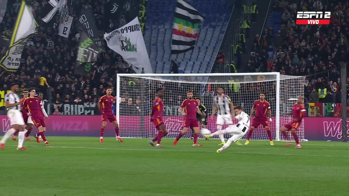 ¡CADA REPETICIÓN ES MEJOR QUE LA ANTERIOR! Zurdazo espectacular de Francisco Conceicao para el 1-1 de Juventus contra la Roma en la #SerieAxESPN. ¿Qué puntaje se lleva? 📺 Mirá la #SerieA por #DisneyPlus Plan Premium