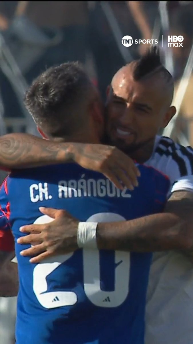 El abrazo entre Vidal y Aranguiz