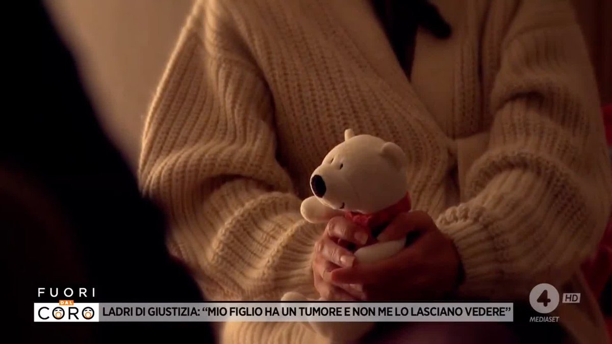 "Mamma, ci sono dei pompieri, abbiamo sentito dei rumori!" Le drammatiche immagini dell'intervento dei pompieri per portare via i bimbi a mamma Giovanna. Al più piccolo è stato diagnosticato recentemente un tumore ma alla mamma non è permesso vederlo. #Fuoridalcoro
