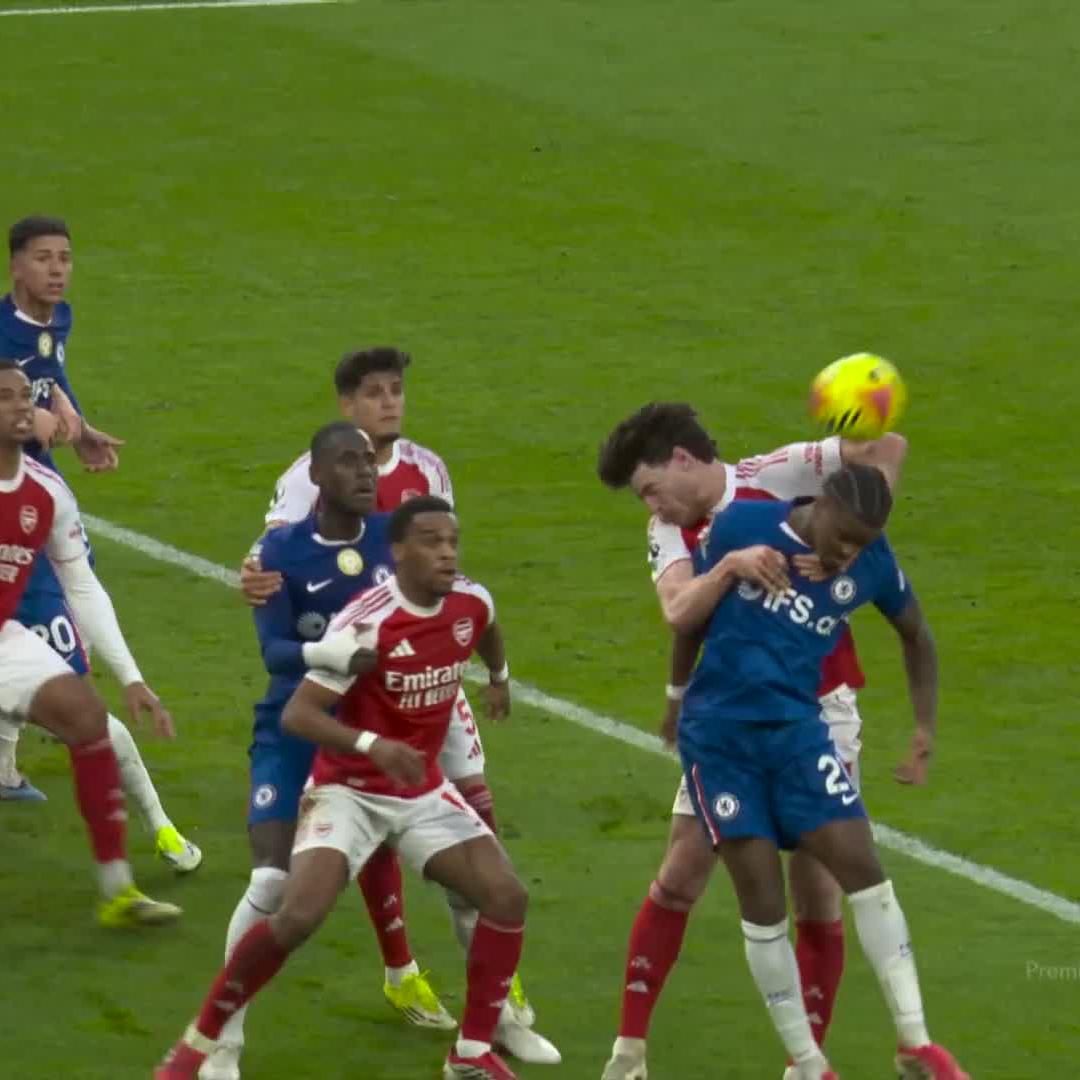 Proč se po ruce Rice nekopala penalta? 🤔 Podle oficiálního vyjádření Premier League VAR posvětil verdikt rozhodčího pokutový kop nenařídit, protože záložník Arsenalu „byl v souboji se soupeřem, když ho míč trefil do paže“. #ARSCHE