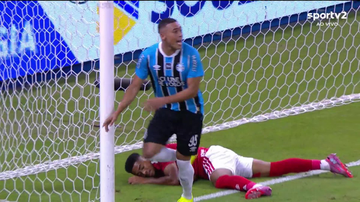 (?) O terceiro gol do Grêmio. 3x0 no Gre-Nal. 🎥 sportv | ge