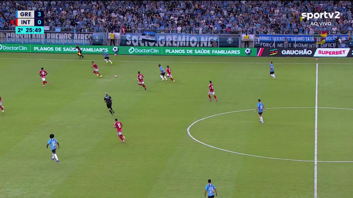 Torcida do Grêmio grita "olé" no Gre-Nal.