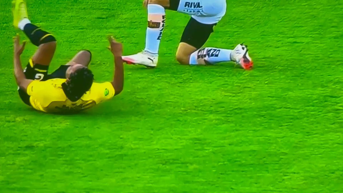 Fractura de Peroné. El jugador expulsado recibe 2 partidos y el jugador de BSC algunos meses fuera de las canchas. Ojalá algún día cambie el reglamento y al jugador infractor quede afuera de las canchas un tiempo similar al que lesiona.