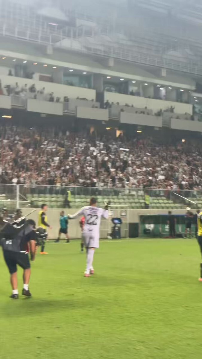 O 𝓜𝓔𝓛𝓗𝓞𝓡 𝓓𝓞 𝓟𝓐Í𝓢 COMEMORANDO JUNTO AO SEU POVO! ❤️🧤