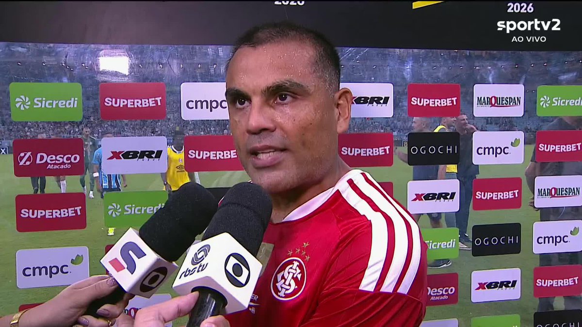 Mercado reclama de falta não marcada no início do lance que resultou no segundo gol do Grêmio: "Ele (árbitro) falou que deu vantagem, mas qual é a vantagem nossa com um homem a menos e um cara caído no chão?"
