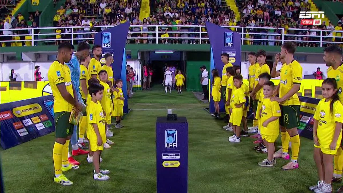 ¡RECONOCIMIENTO DEL HALCÓN! Los jugadores de Defensa y Justicia le hicieron el pasillo de campeón a Lanús tras la obtención de la #Recopa. 📺 ESPN Premium | Suscribite al Pack Fútbol en