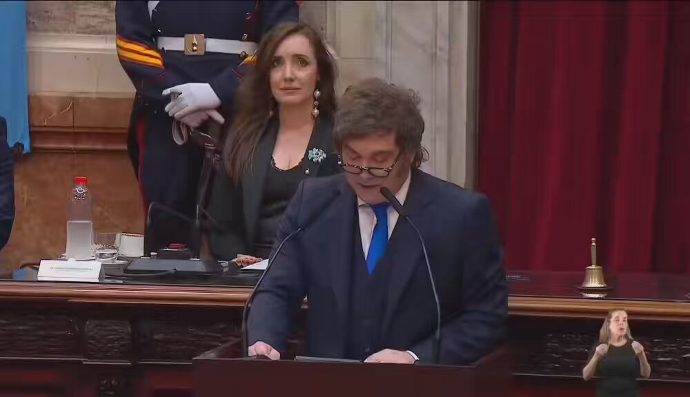 "opositores y propios nos atacaron soñando con abrazar el sillón de rivadavia" JAJAJSJAAJ EL GESTO CON LA CABEZA HACIA VILLARRUEL