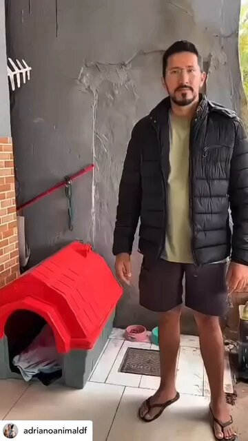 O que leva uma pessoa ter esse tipo de atitude!? É uma crueldade e falta de empatia Na região do Paranoá, uma doce cadelinha chamada Lizi conquistou o coração de todos. Carinhosa e cheia de vida, ela apareceu por ali como quem procura apenas um cantinho de paz. Sensibilizados com sua presença, moradores próximos passaram a cuidar dela com muito carinho todos os dias deixavam potinhos com ração fresquinha e água limpa para garantir seu bem-estar. Mas algo estranho começou a acontecer. Misteriosamente, todos os dias os potes de ração e água desapareciam. A situação se repetia diariamente, causando indignação e tristeza em quem só queria fazer o bem. Ontem, finalmente, conseguiram filmar quem estava por trás dessa atitude cruel: um morador do prédio ao lado. A cena confirmou o que já desconfiávamos — alguém estava, deliberadamente, retirando o alimento e a água da Lizi. É importante lembrar que Lizi não está desamparada. Ela é castrada, vacinada e vermifugada. Além disso, é protegida pelas Leis 6.612 e 7.791 aqui no Distrito Federal.. Diante do ocorrido, foi registrado um boletim de ocorrência na @drca_pcdf , e agora aguardamos que as medidas cabíveis sejam tomadas. O que esse indivíduo fez não é apenas desumano é crime. Se não quiser ajudar, ao menos não atrapalhe quem quer fazer o bem. Cuidar de um animal indefeso é um ato de amor e responsabilidade. Lizi merece respeito, proteção e dignidade. E nós seguiremos ao lado dela. 🐾