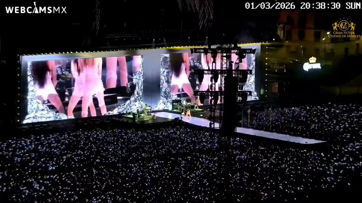 LA LA LATINAS! 🇻🇪 🇪🇨 🇵🇷 🇩🇴 🇦🇷 🇧🇷 🇧🇴 🇨🇱 🇵🇪 🇨🇺 🇲🇽 🇨🇴 Mexicanas vão à loucura com "Girl Like Me" no Zócalo. #LMYNLWorldTourZocalo