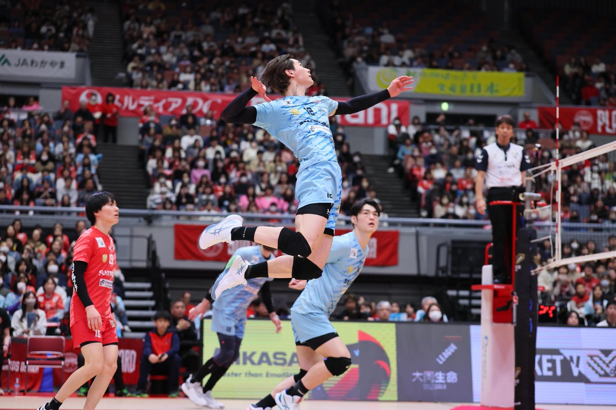 #SVLeague 🇯🇵: 29 AND COUNTING 🔥 Ran Takahashi 🇯🇵 once again turned the weekend into a highlight reel 🎥, blending technical precision with creative shot-making ✨ as he delivered 21 points on Saturday and 18 on Sunday to help Suntory Sunbirds extend their winning streak to 29 consecutive matches 🤩. Currently ranked #3 attacker, #2 server and #4 receiver in the league, Ran also leads all players with 44 aces this season, showcasing his all-around impact across every phase of the game 🔥. 📺 Catch him in action on VBTV: 🏐 #Volleyball
