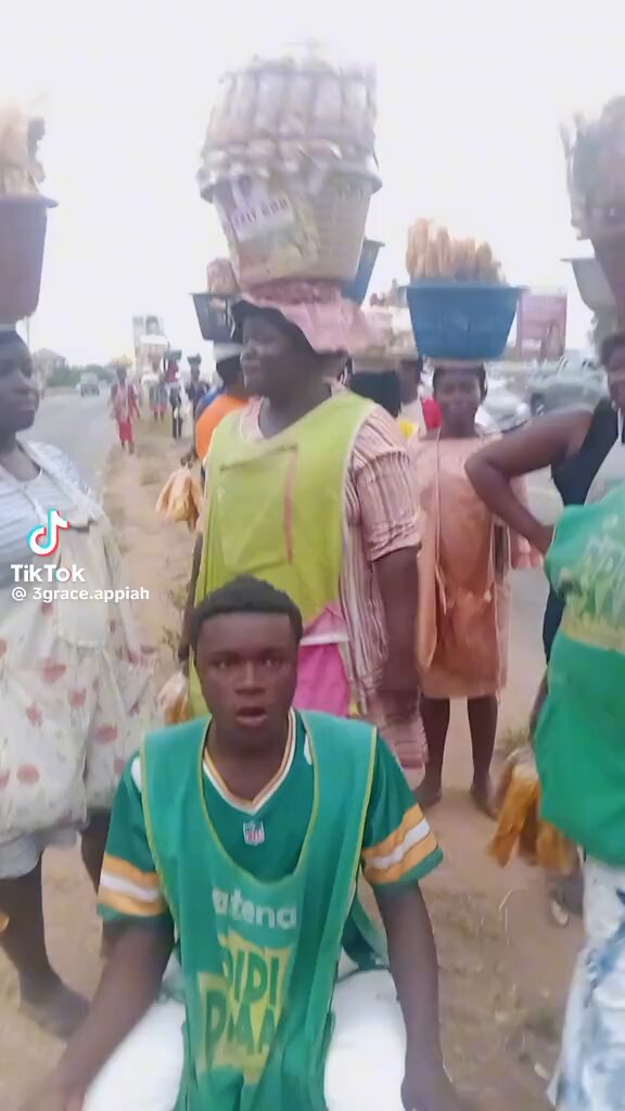 Group of plantain chips sellers hit the streeets cautioning Media personality, Ohenini that they will cur$e her if she doesn’t take care for collapsing their business over the alleged rubber plantain chips !!