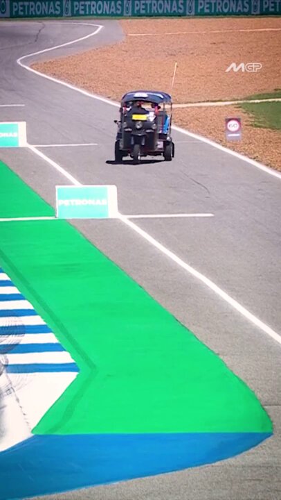 We can't get over Jorge Martín Almoguera and Bez cheating to avoid finishing last in the Tuk-Tuk challenge! 😂😂😂 Of course, Marc Márquez and Pecco Bagnaia didn't want to be last either! #ThaiGP 🇹🇭