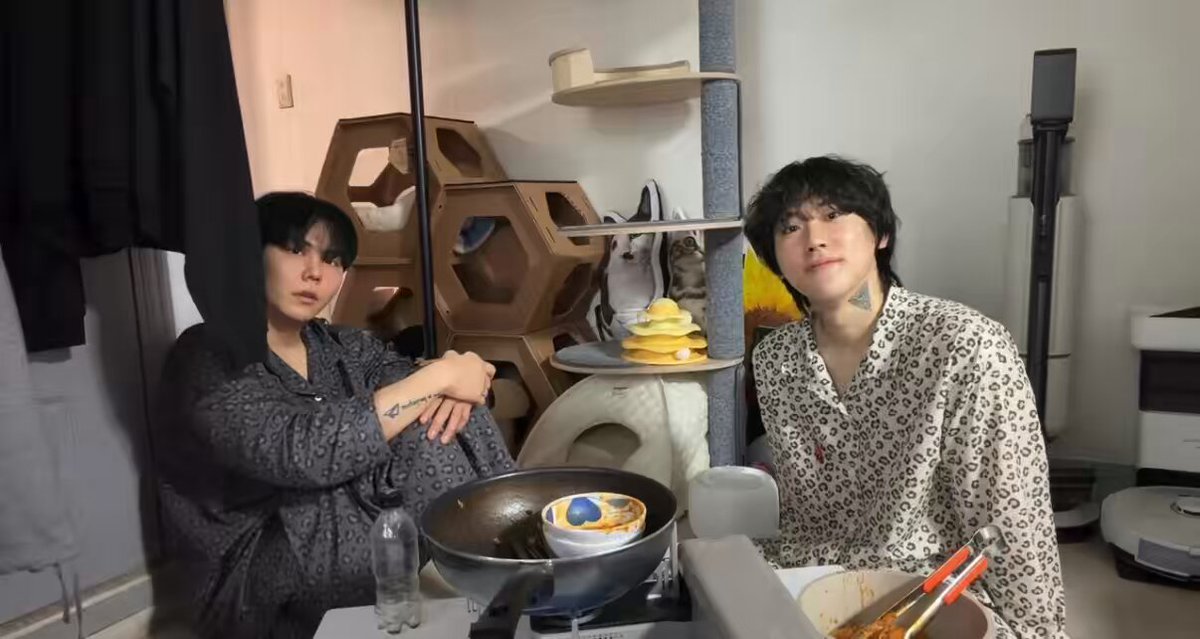 🐥아! 저희가 그래서 무슨 얘기를 할려고 그랬냐면요 이제 🐥(라방) 끌꺼에요 🐈‍⬛(라방) 끌꺼에요 🐥예에~ 🫷🏻 🐈‍⬛🫸🏻 🐥ㅋㅎㅋㅎ 🐈‍⬛안녕 👋🏻 왜? 왜 웃어? 🐥너무 웃겨서 저희~ 나한테 뽀뽀 해달래요 일로 오세요 빨리 와 빨리 와~빨리와 🐈‍⬛뿅옹 🐥💋 🐈‍⬛💋~~~ㅎ ㅏ