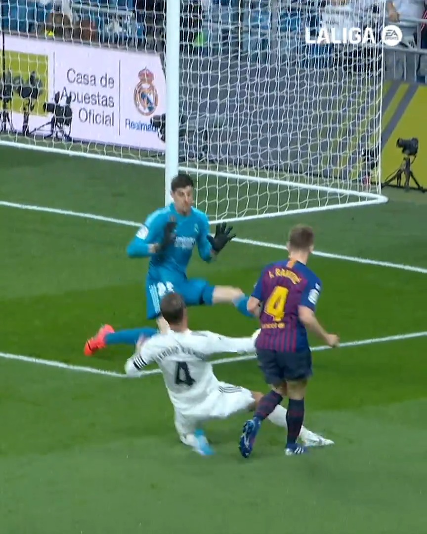 💫 La DELICATESSEN de Ivan Rakitic para decidir ELCLÁSICO. Tal día como hoy en 2019, el FC Barcelona vencía en el Bernabéu con este tanto del croata. LALIGAEASPORTS | LALIGAHistory